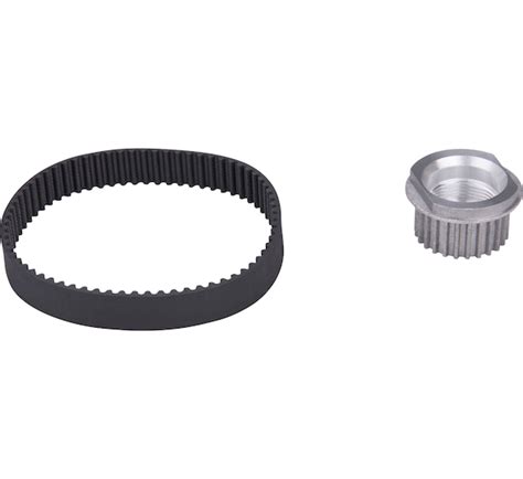 Detailní pohled na pryžový pás s ocelovými tyčemi a ozubeným kolem