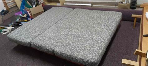 ilustrace sady Sleep pack v rozloženém stavu v interiéru vozu