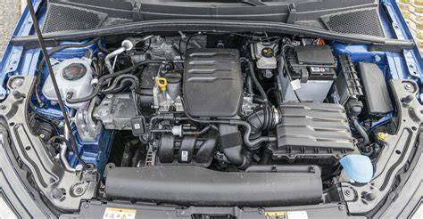 Infografika: Srovnání motorů Fabia Trumf (1,0 MPI, 1,2 TSI) a výbavy