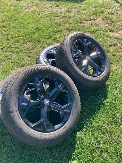 Opel Insignia s černými alu koly rozteč 5x112