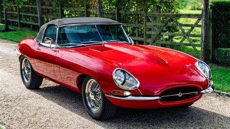 Infografika: Srovnání Jaguar E-type, Ferrari Daytona, Lotus Elan, Alfa Romeo, Porsche a Aston Martin podle roku výroby a klíčových designových rysů