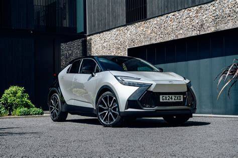 Infografika: Porovnání verzí Toyota C-HR (1.8 Hybrid, 2.0 Hybrid, 2.0 Plug-In Hybrid) a jejich hlavní parametry