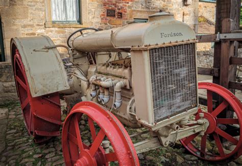 Historický vývoj automobilové výroby od prvních parních strojů po moderní produkci