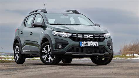 Tema obrázku: Snímek nové Dacie Sandero ve výbavě Essential a Stepway na pozadí města