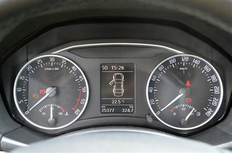 Ilustrační foto displeje tachometru s pomlčkami