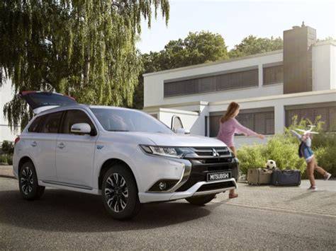 Infografika srovnání dojezdů a cen plug-in hybridů na českém trhu