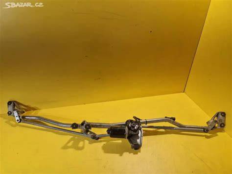 Bližší pohled na mechanismus táhla stěračů a jeho umístění na Opel Astra G
