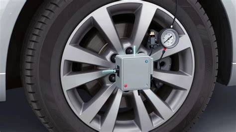 Infografika: Jak funguje TPMS u Citroën DS5 (senzor v ventilu, komunikace s řídicí jednotkou, kalibrace)