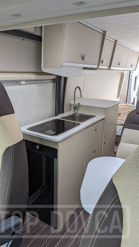Fiat Ducato interiér FlexFloor - ukázka podlahy s hliníkovými lištami
