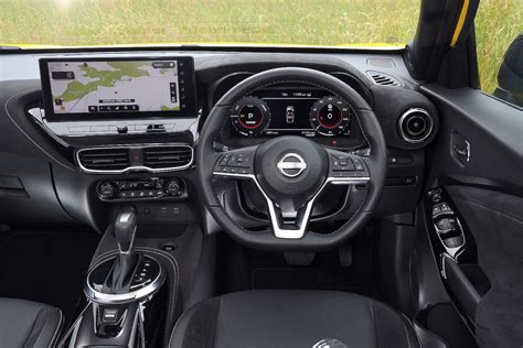 Interiér Nissanu Juke s moderní přístrojovou deskou a displejem