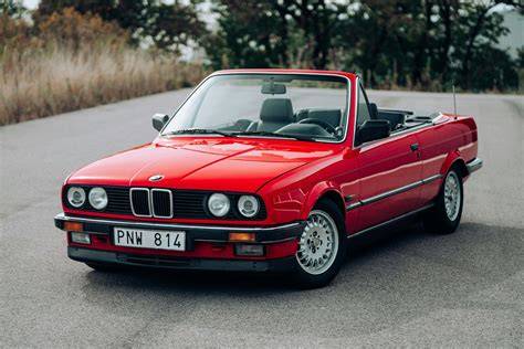 Obrázek zobrazuje zachovalý BMW E30 325i Cabrio s originálním lakem a M-Technic výbavou