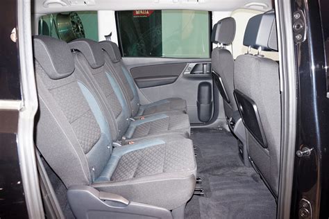 Ilustrační foto interiéru Volkswagen Sharan první generace s důrazem na rovnou podlahu a variabilitu sedadel.