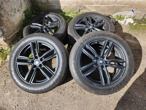 Detailní pohled na zimní sadu disků a pneumatik pro Mercedes GLE