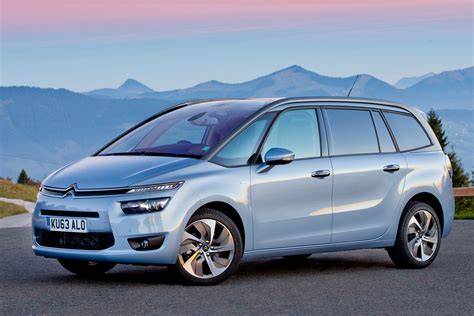 Infografika: Srovnání verzí C4 Picasso a Grand C4 Picasso, rozměry a objem zavazadelníku
