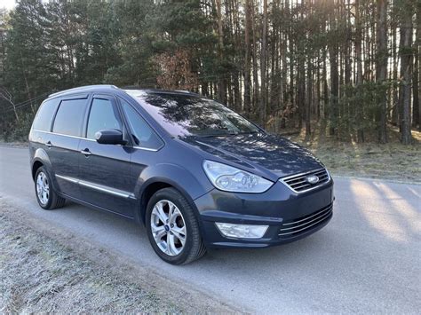 boční pohled na Ford Galaxy na silnici