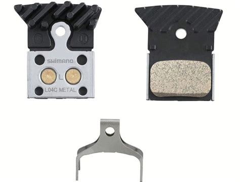 Obrázek: kovové brzdové destičky Shimano SNC06 a jejich uspořádání v třmenu