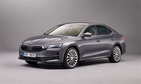 Schéma středového panelu pro Škoda Octavia 1 s integrovanými držáky nápojů a loketní opěrkou