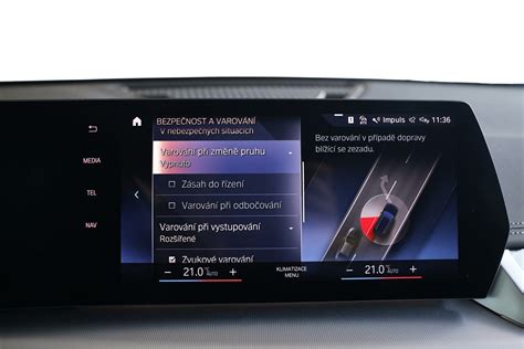 Interiér BMW X6 s BMW Prohnutým displejem a křišťálovými prvky