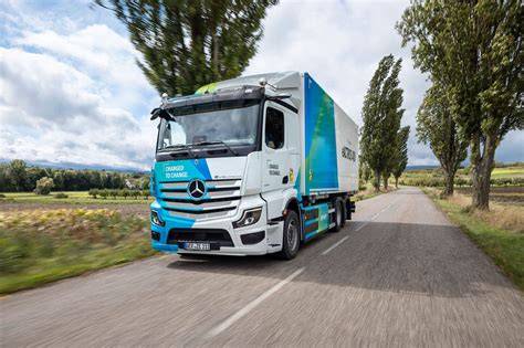 Infografika: Srovnání dojezdů a nabíjecích časů eActros 600, 400 a konvenčních dieselových tahačů