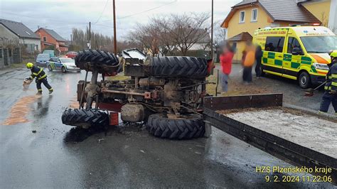 Fotografie hasičů zasahujících u nehody traktoru