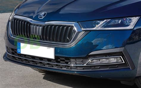 Detailní pohled na mřížku předního nárazníku pro Škoda Octavia I, zdůrazňující pravou přední stranu.