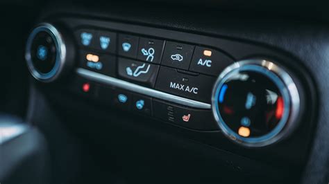 Schéma ovládacího panelu klimatizace Toyoty Aygo s vyznačením tlačítek pro nastavení přívodu vzduchu a rychlosti ventilátoru