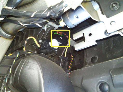 Obrázek znázorňující umístění radiátoru topení ve voze Renault Clio II a přístupových cest