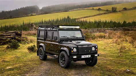 Obrázek: Land Rover Defender s expedičními úpravami a šnorchlem