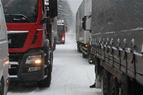 Ilustrační fotografie dodávky na zasněžené silnici