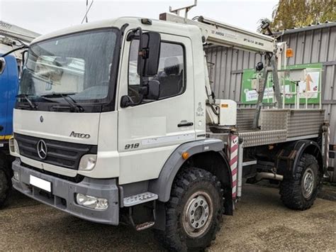 Odtahový speciál Mercedes-Benz Atego s hydraulickou plošinou