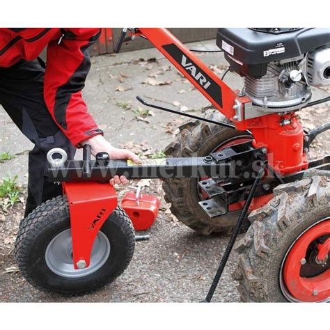 Sestava nářadí připojená k malotraktoru VARI