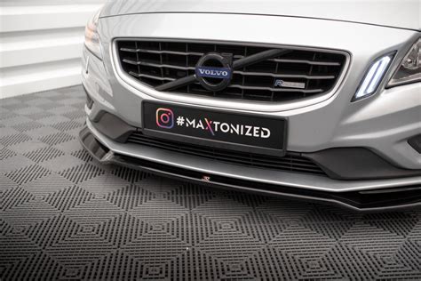 Schéma aerodynamických prvků Volvo S60 R (přední nárazník, zadní spoiler)