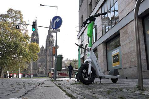 Uspořádání světel a reflektivních prvků koloběžky