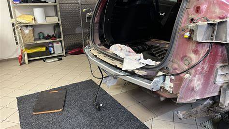 Fotografie ukazující montáž tažného zařízení Renault Espace III