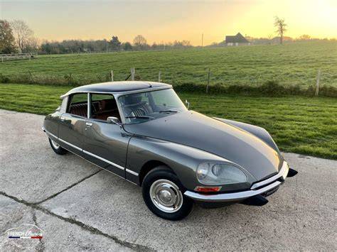 Citroën DS v retro atmosféře na výstavě
