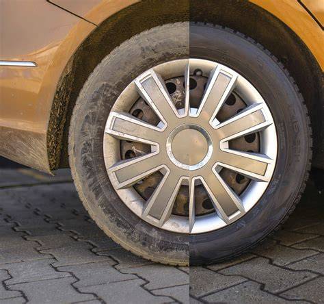 Obrázek ukazující správné a špatné čištění alu disků a pneumatik