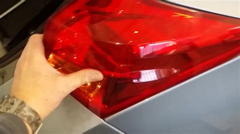 Ilustrace zažloutlého plastového světlometu