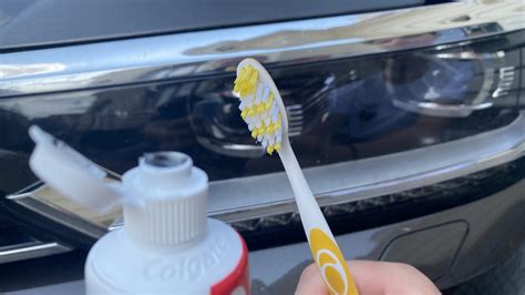 Porovnání světlometu před a po aplikaci zubní pasty