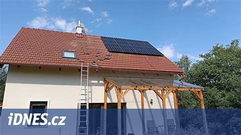 Infografika: Naznačená struktura fotovoltaické elektrárny na střeše garáže a její propojení s odběrem autoservisu