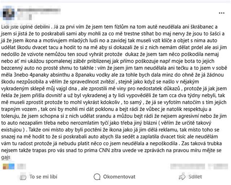 Detail sošky stříbrného běžce na kapotě vozu Praga Grand