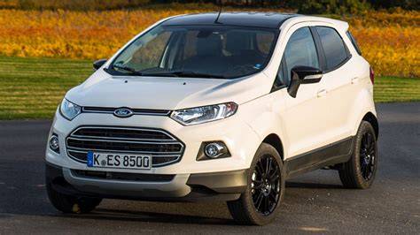 Infografika: Ford EcoSport - klíčové parametry motoru, verze výbavy a rozměry