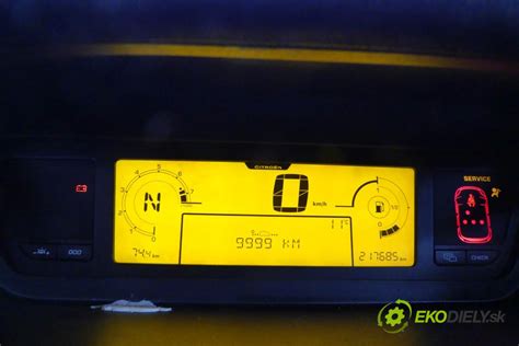 Ilustrace přístrojové desky s rozsvícenou kontrolkou motoru