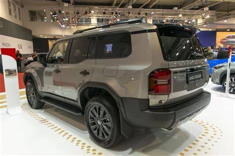 Schéma srovnání verzí a výbav Land Cruiser J250