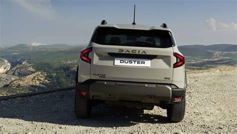 Obrázek: Dacia Duster 4x4 v terénní scéně s ostrým designem a Starkle plastovými prvky