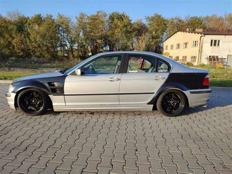 Infografika: Schéma výfukové soustavy BMW E46 a klíčové body homologace