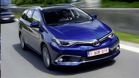 rodina s kufry u Toyota Auris Touring Sports na dovolené