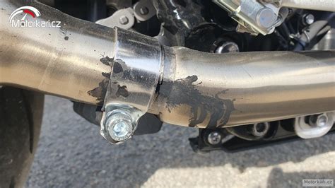 Detailní pohled na poškozené těsnění výfuku