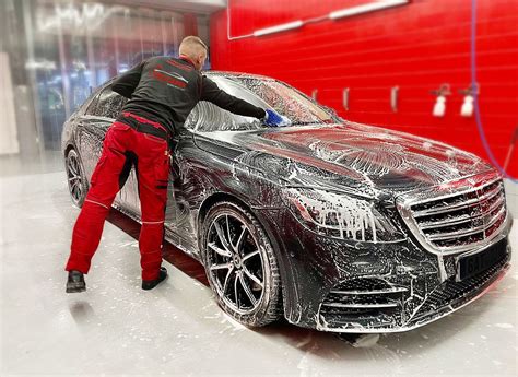 Ruční mytí auta v průběhu služby