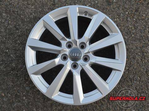 Detail lesklého černého paprsku alu kola Audi