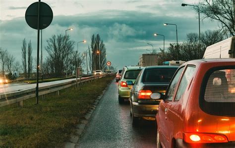 Infografika: Kdo všechno může zastavovat vozidlo na silnici